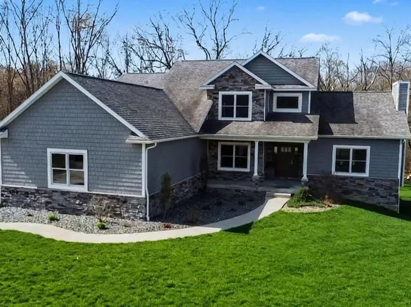 1281 Victoria Ln, Fenton, MI 48430
