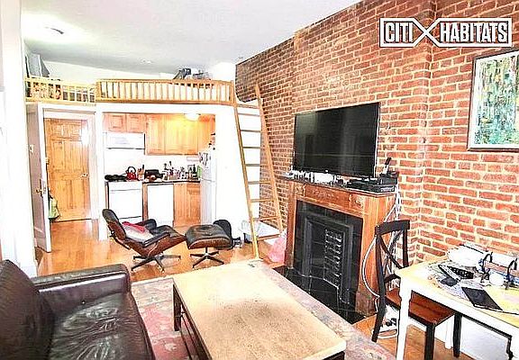 3rd image of 137 W 75th St #1