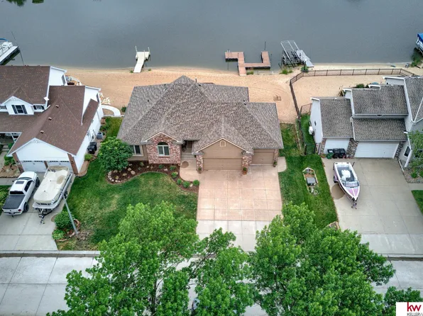 7815 Maui Cir, Papillion, NE 68046