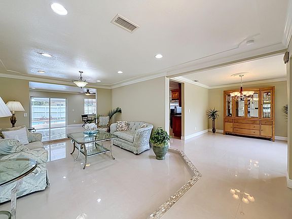 5th image of 851 E Plantation Circle