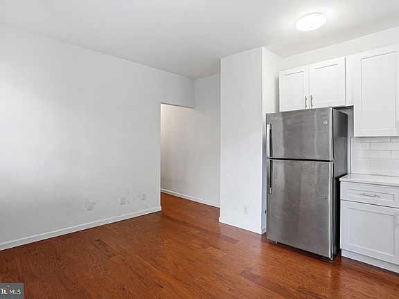 5th image of 1917 Spring Garden St APT 2