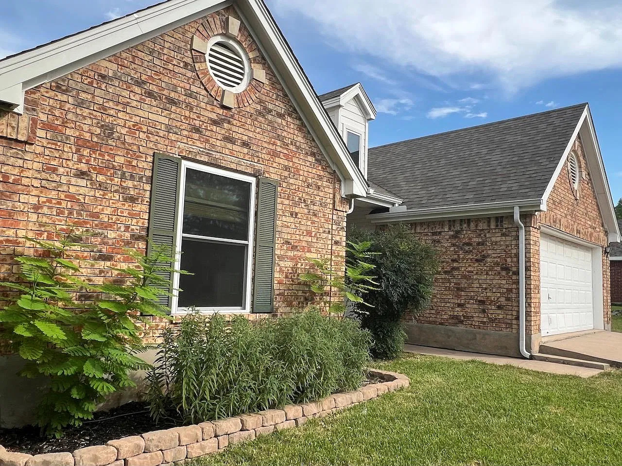 4 bed, 2.0 bath, 2006 sqft, $2,300 — Photo 3