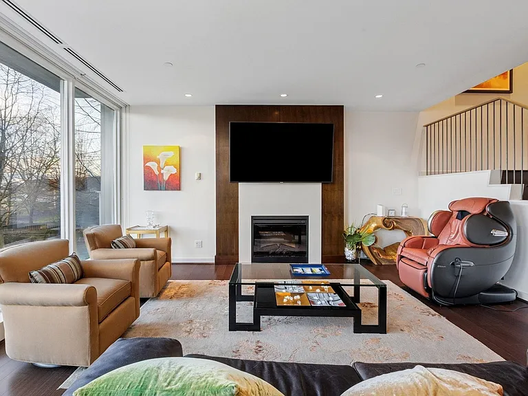 1139 Cordova St W — Photo 3