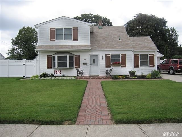1st image of 61 Pond Ln