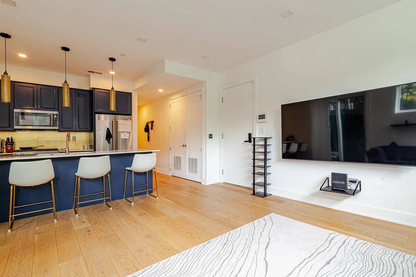 2 bed, 1062 sqft, $3,050 — Photo 4