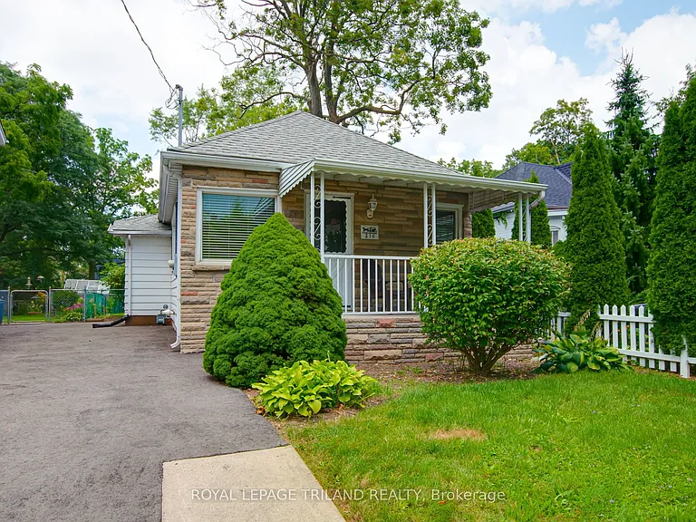 210 Emery St E — Photo 1