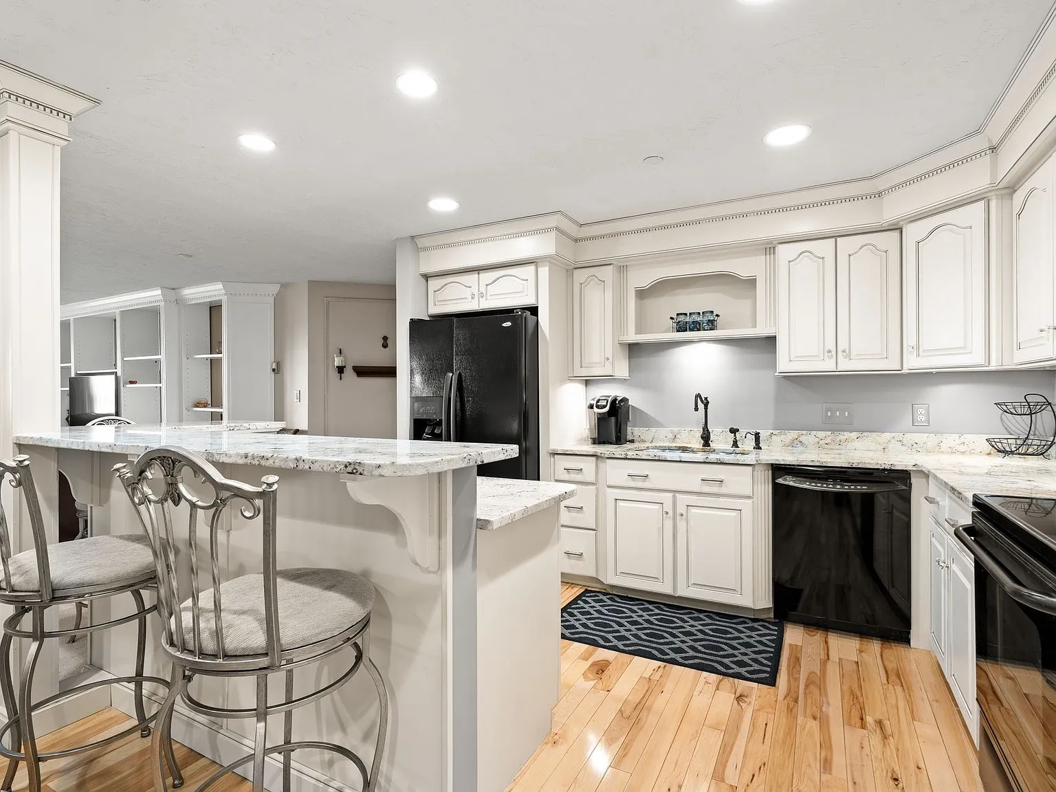 2 bed, 2.0 bath, 1770 sqft, $4,500 — Photo 2