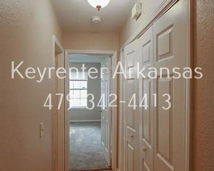 736 W Poplar St — Photo 7