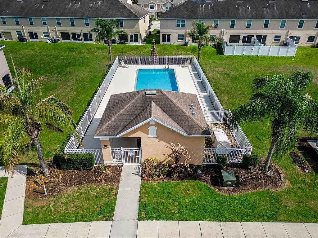 3 bed, 2.5 bath, 1650 sqft, $2,200 — Photo 3