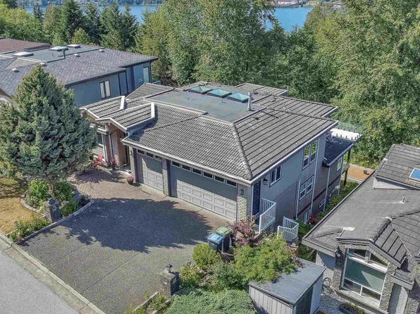 13 Shoreline Cir, Pt Moody, BC V3H 4T9