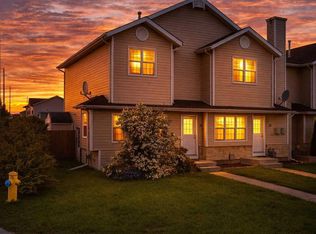 18 S Terrace Heights Dr, Lacombe, AB T4L 2L8