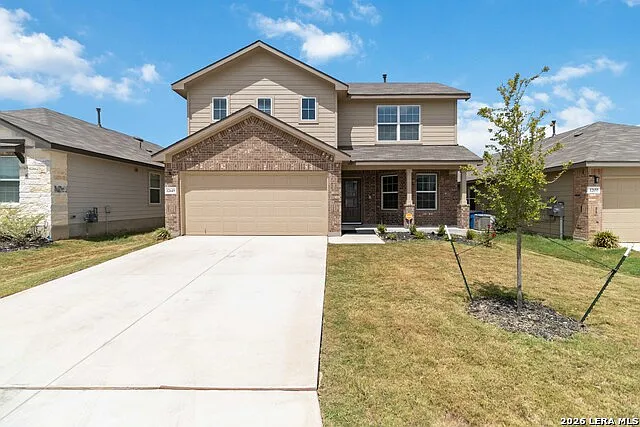 4 bed, 2.5 bath, 2323 sqft, $2,200 — Photo 2