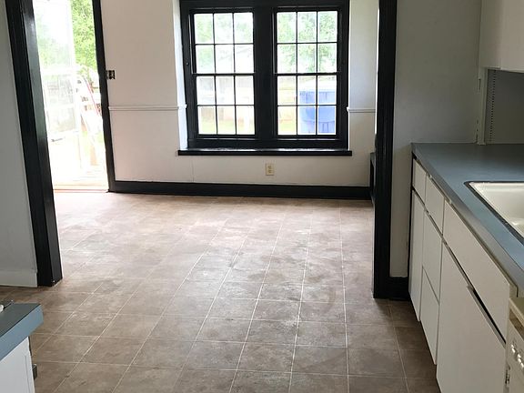 5th image of 220 Jackson Ave NW