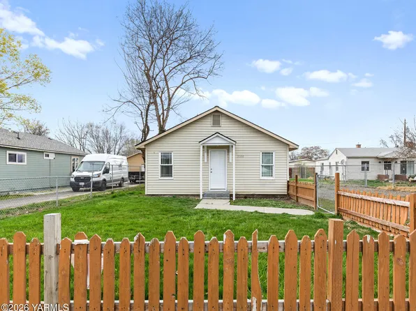2208 S 3rd Ave, Yakima, WA 98903