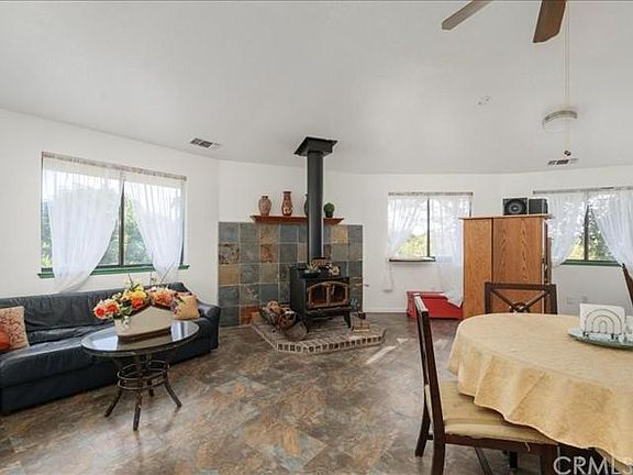 5th image of 372 Laurel Ln