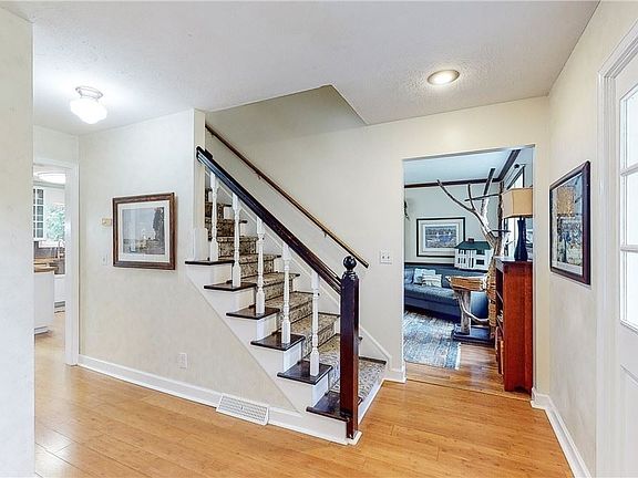 5th image of 33132 Springside Ln