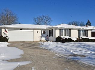 966 Pawnee Dr, Crown Point, IN 46307