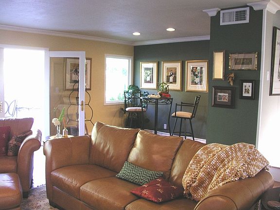 Bistro lounge