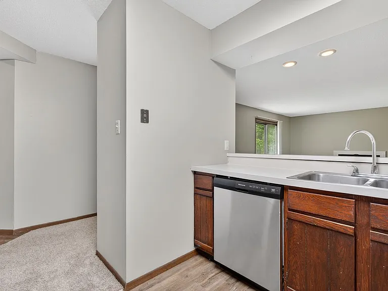 Woodhue Apartments — Photo 14