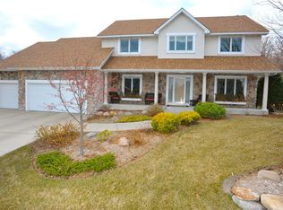 8258 Stone Creek Dr, Chanhassen, MN 55317