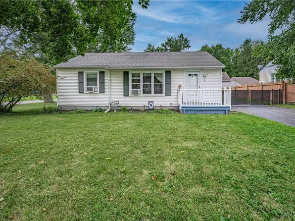 1 Highland Dr, Lockport, NY 14094