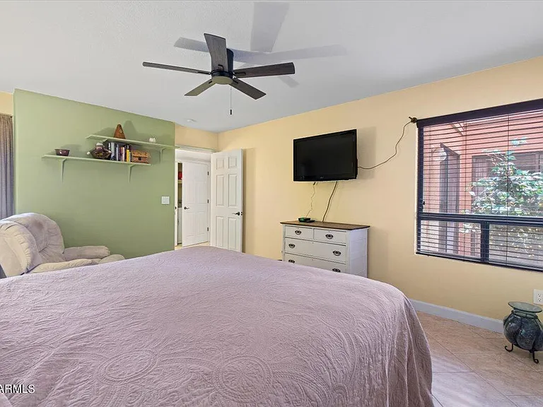 687 N May St — Photo 29