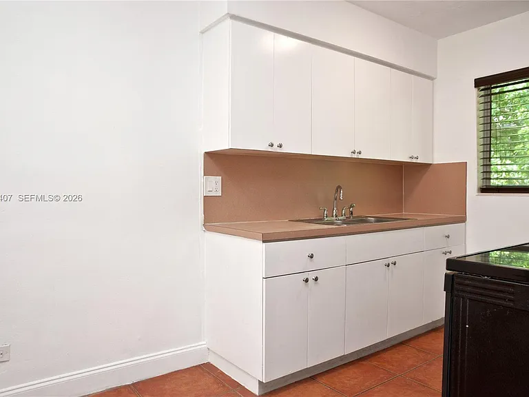 304 SE 9th Ct #6 — Photo 9