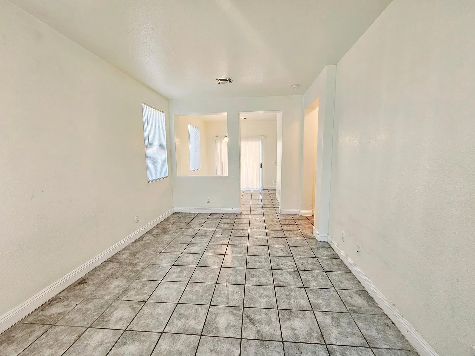 3 bed, 2.5 bath, 1308 sqft, $1,800 — Photo 2
