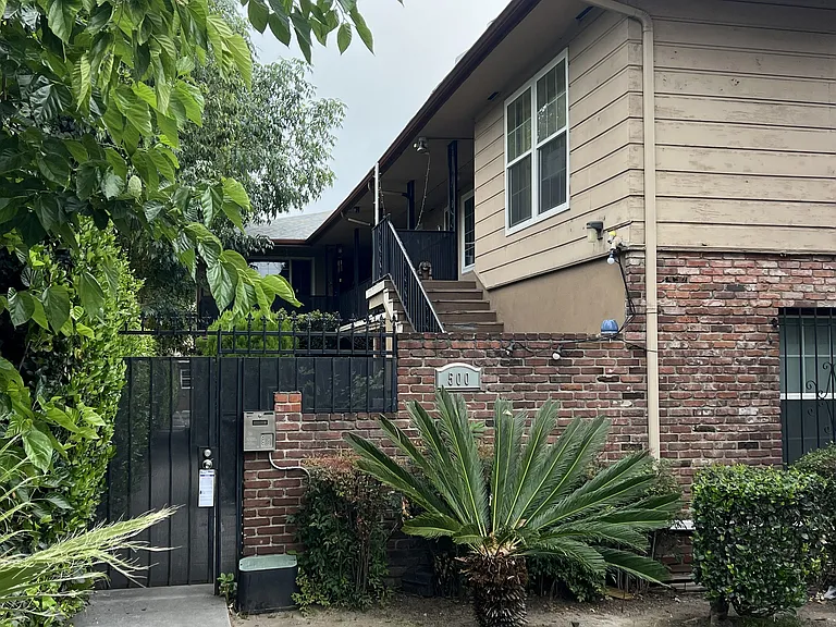 500 N Los Robles Ave #6 — Photo 1