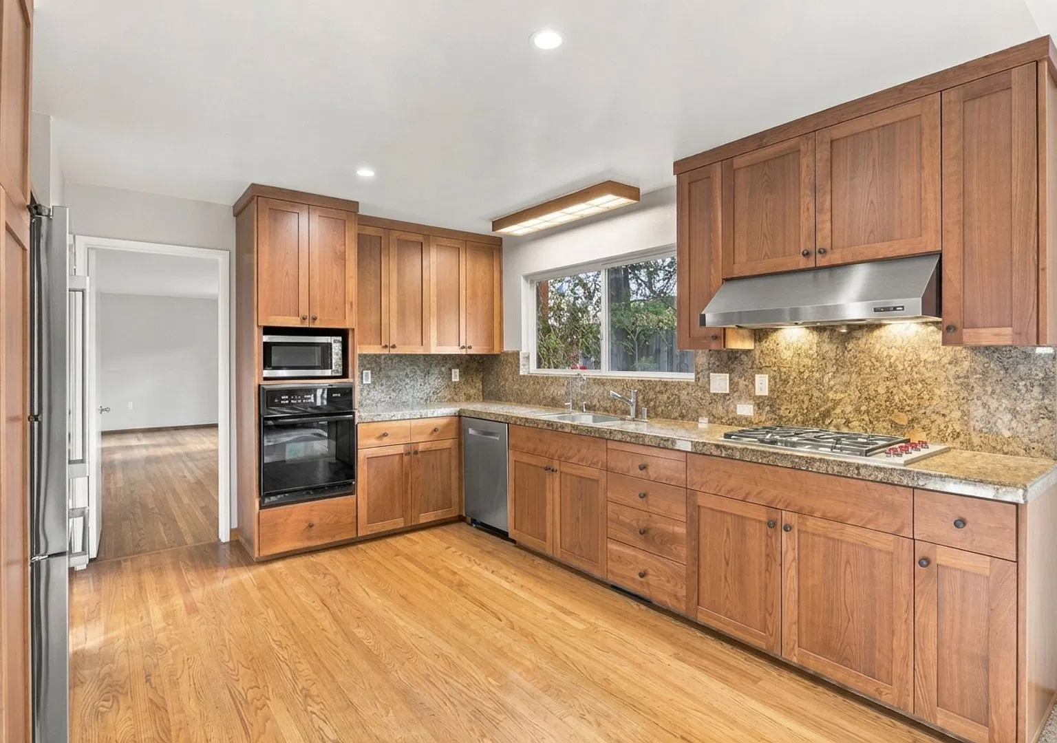 Beautiful 4-Bedroom 2.5 Bathroom Barron Park Home — Photo 2
