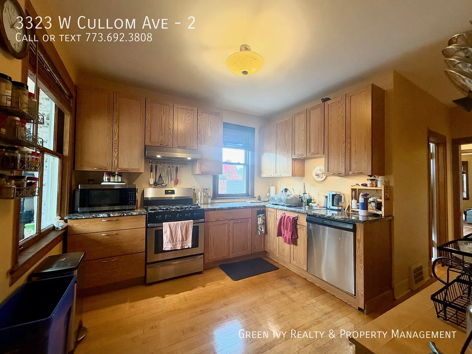 Bright Irving Park 2 bed+Den/1 Bath With Gas, Heat & Electricity Included! Shared Yard, Laundry O... — Photo 4