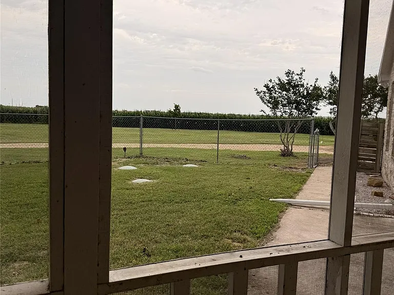 5600 FM 1466 — Photo 43