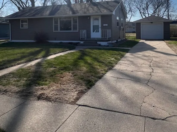 857 N 15th St, Blair, NE 68008