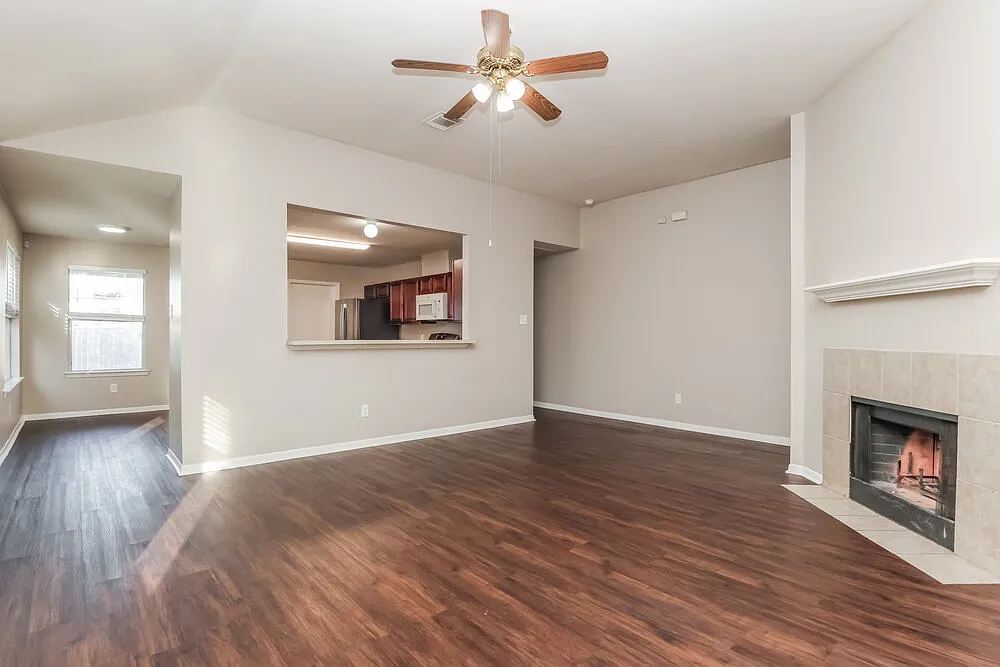 3 bed, 2.0 bath, 1495 sqft, $1,705 — Photo 3
