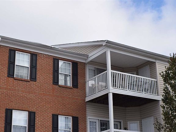 2nd image of 1066 Larkspur Ct