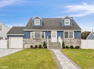 130 Roosevelt Pl, Massapequa, NY 11758