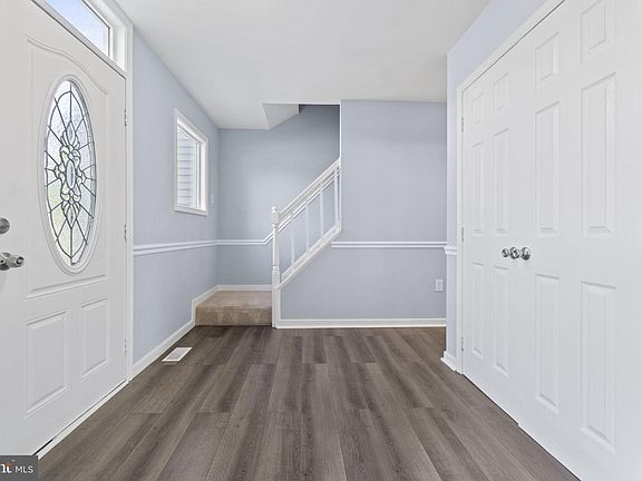 3rd image of 260 Vine Pl