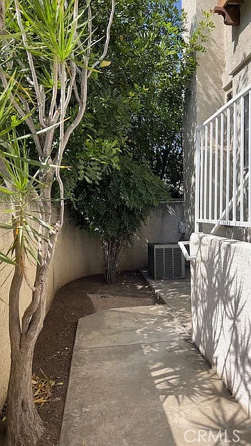 3 bed, 1376 sqft, $3,900 — Photo 2