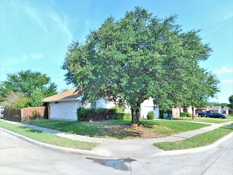3721 Calvert Ln — Photo 2