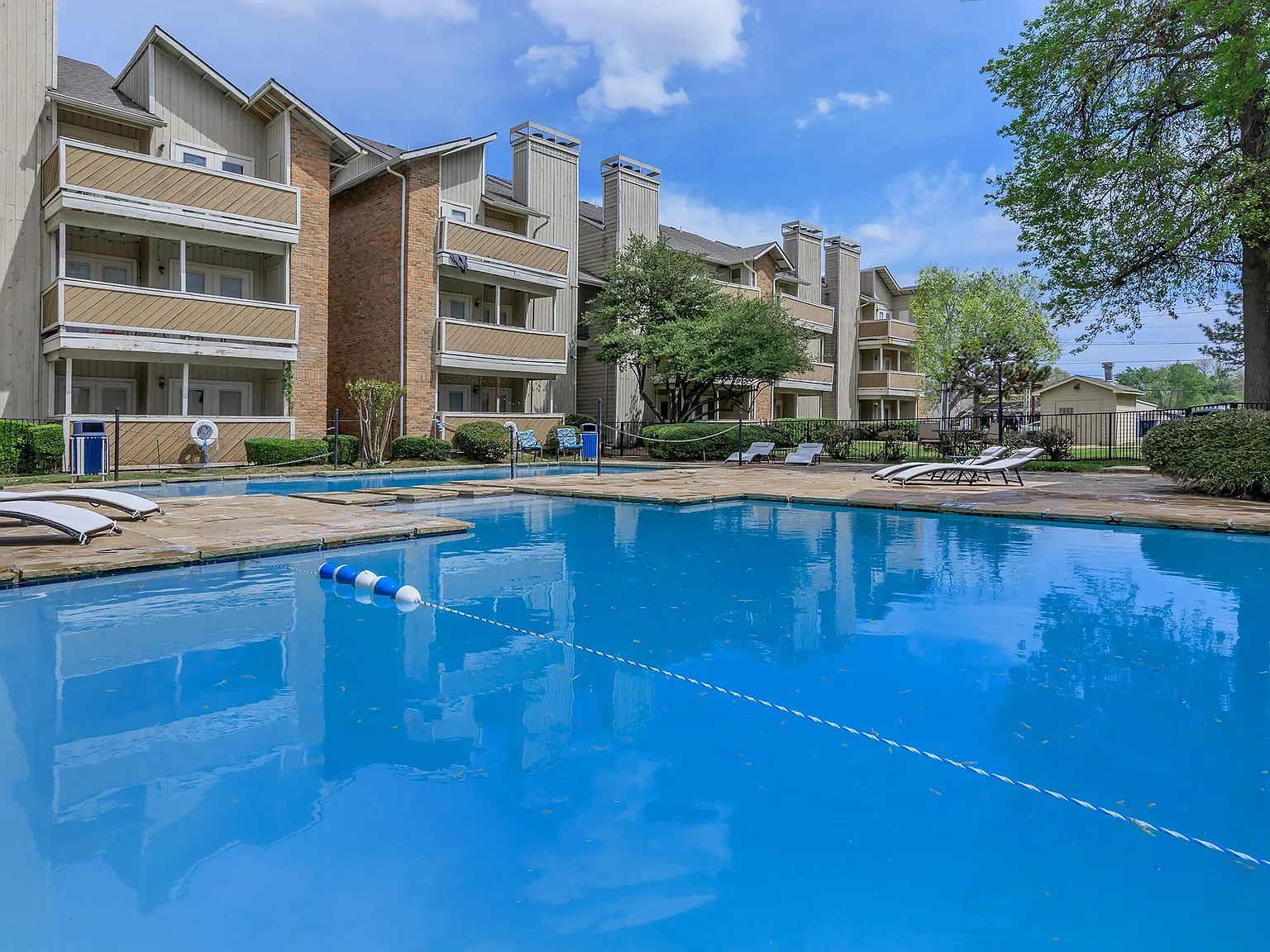 Lincoln Glens Apartments — Photo 3