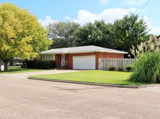 2208 Briar Hill Dr, Garden City, KS 67846