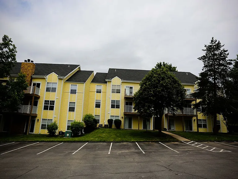 Country Club Place Apartments — Photo 33