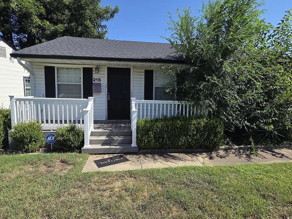 215 E Myrtle Dr