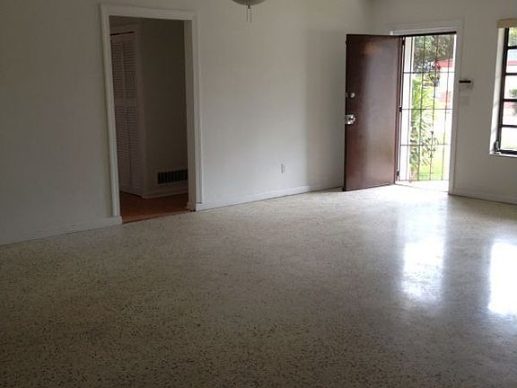 5th image of 701 NE 177th St