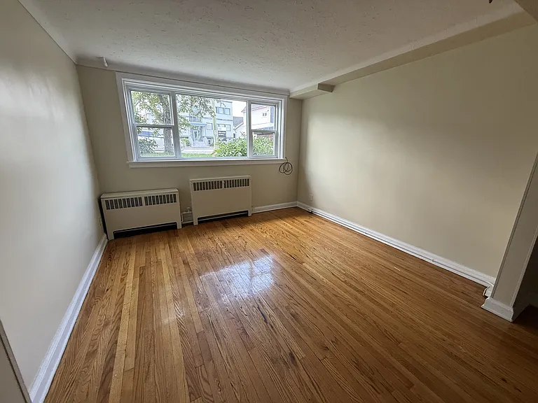 371 Churchill Ave N — Photo 12
