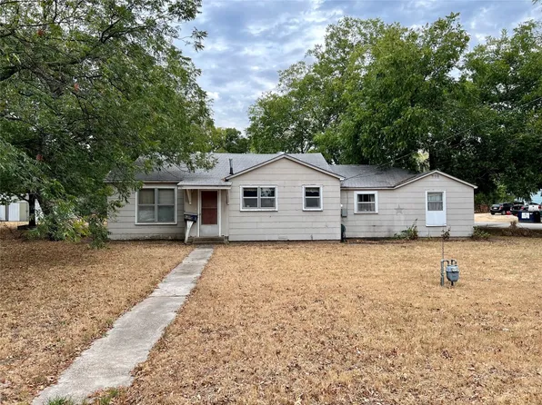 600 E Mesquite St, Nocona, TX 76255