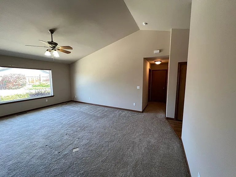 105 W Annie Pl — Photo 3