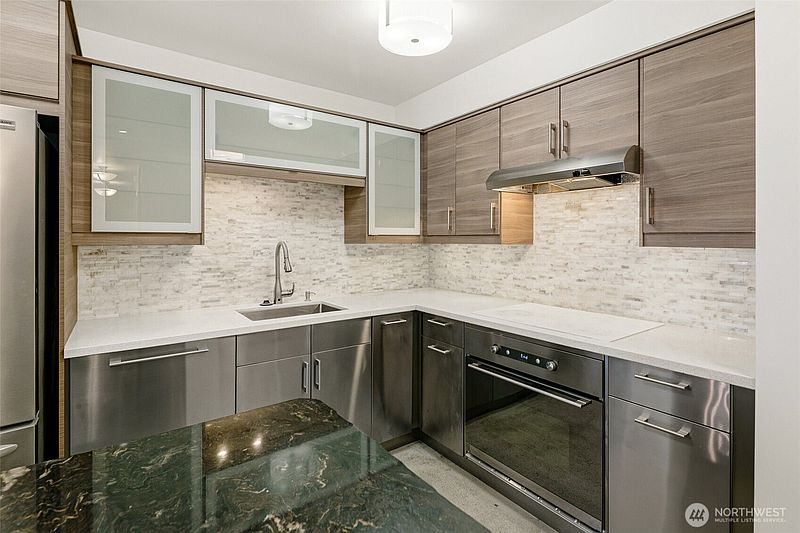 4th image of 2100 3rd Avenue #602