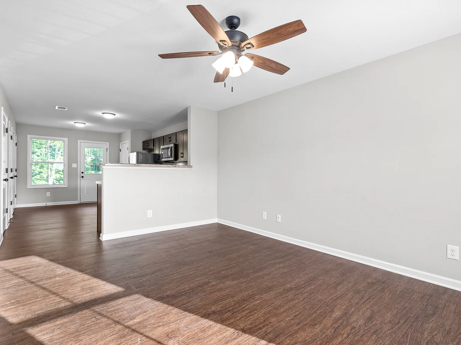 2 bed, 2.5 bath, 1075 sqft, $1,100 — Photo 3