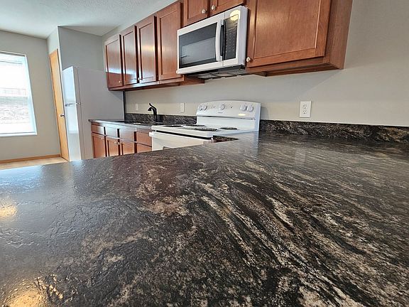 4th image of 102 Benton St N #105